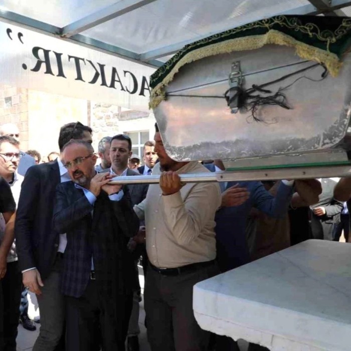 İçişleri Bakan Yardımcısı Bülent Turan, Özel Kalem Müdürü Osman Karaca'nın babasının cenaze törenine katıldı